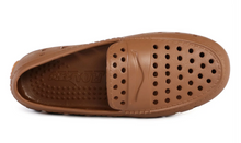 Load image into Gallery viewer, Chestnut Hill/ Gum Prodigy Driver Foam Shoe by Floafers

